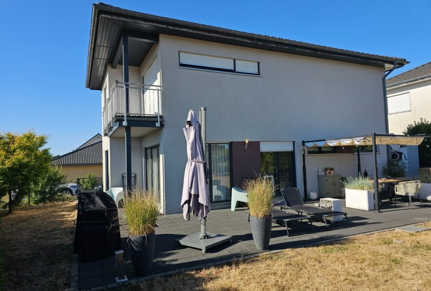 Rückfront mit Terrasse