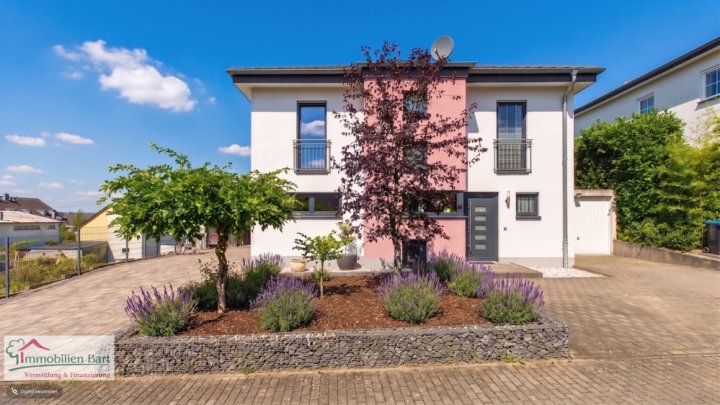 GRENZE L-SCHENGEN: WOHNHAUS MIT KELLER, 2 GARAGEN UND GARTEN IN TOP WOHNLAGE