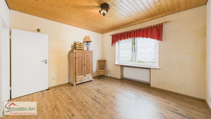 GROßES WOHNHAUS MIT POOL UND EIGENEM WALD IN WADERN-NOSWENDEL