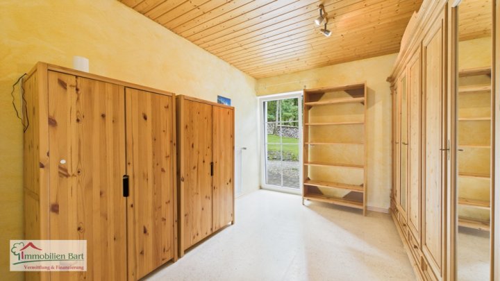 GROßES WOHNHAUS MIT POOL UND EIGENEM WALD IN WADERN-NOSWENDEL