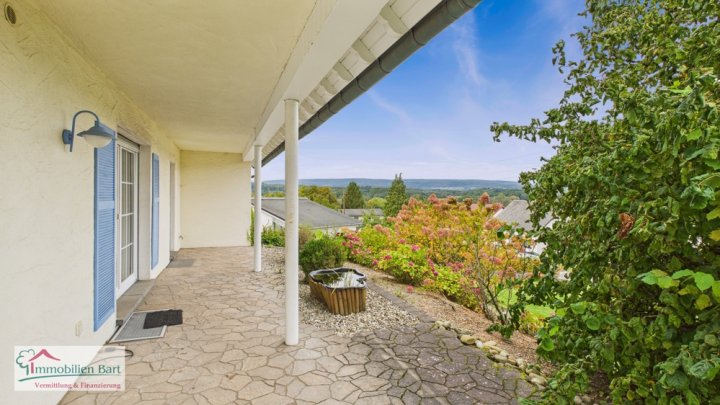 GROßES WOHNHAUS MIT POOL UND EIGENEM WALD IN WADERN-NOSWENDEL