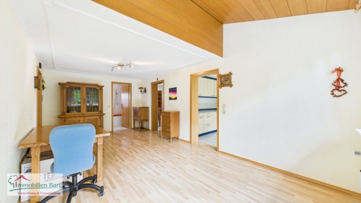 GROßES WOHNHAUS MIT POOL UND EIGENEM WALD IN WADERN-NOSWENDEL