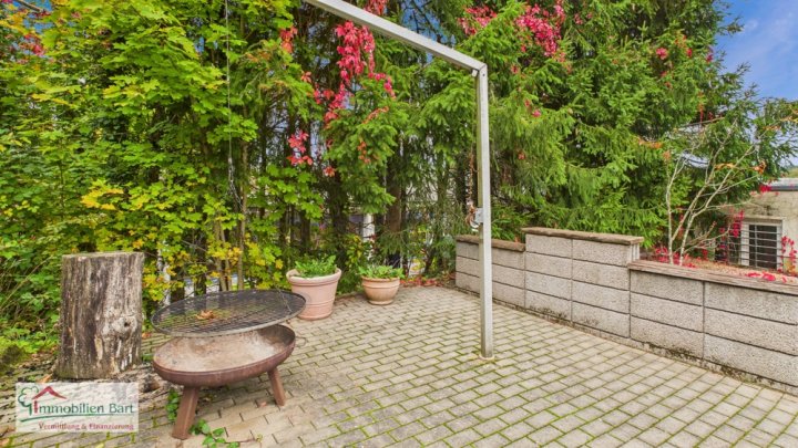 GROßES WOHNHAUS MIT POOL UND EIGENEM WALD IN WADERN-NOSWENDEL