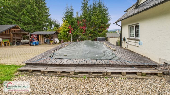 GROßES WOHNHAUS MIT POOL UND EIGENEM WALD IN WADERN-NOSWENDEL