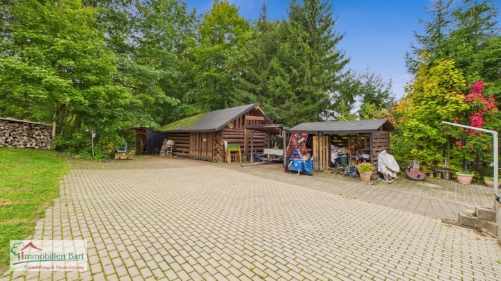 GROßES WOHNHAUS MIT POOL UND EIGENEM WALD IN WADERN-NOSWENDEL