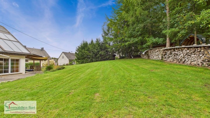 GROßES WOHNHAUS MIT POOL UND EIGENEM WALD IN WADERN-NOSWENDEL