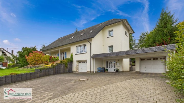 GROßES WOHNHAUS MIT POOL UND EIGENEM WALD IN WADERN-NOSWENDEL