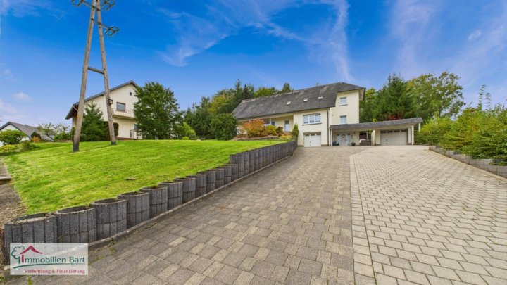 GROßES WOHNHAUS MIT POOL UND EIGENEM WALD IN WADERN-NOSWENDEL
