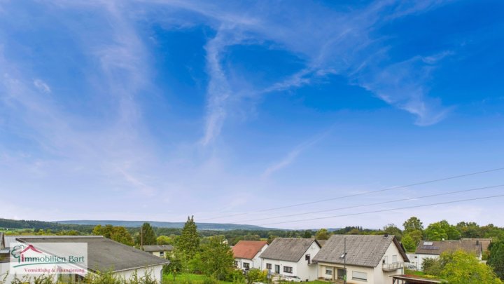 GROßES WOHNHAUS MIT POOL UND EIGENEM WALD IN WADERN-NOSWENDEL