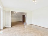 Wohnzimmer mit Zugang zum Balkon 