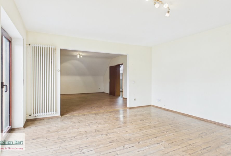 Wohnzimmer mit Zugang zum Balkon 