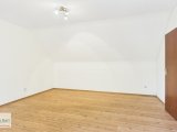 Esszimmer mit Zugang zum Balkon 