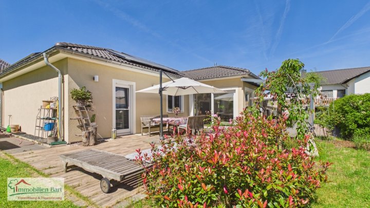 WEISKIRCHEN-RAPPWEILER: BUNGALOW MIT 3 SZ / 2 GARAGEN / TOLLER GARTEN!