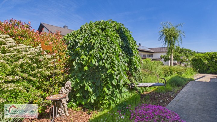 WEISKIRCHEN-RAPPWEILER: BUNGALOW MIT 3 SZ / 2 GARAGEN / TOLLER GARTEN!