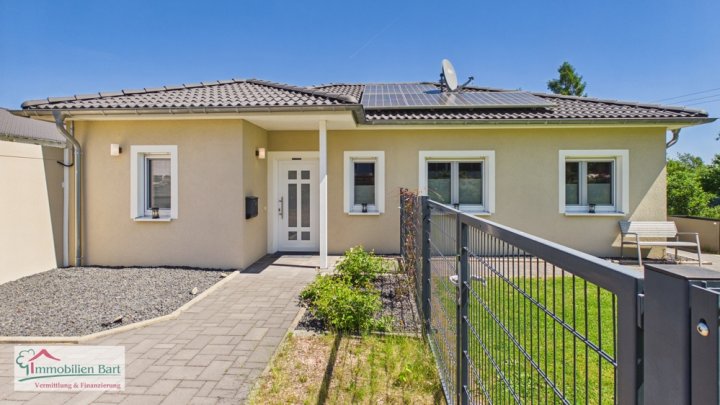 WEISKIRCHEN-RAPPWEILER: BUNGALOW MIT 3 SZ / 2 GARAGEN / TOLLER GARTEN!