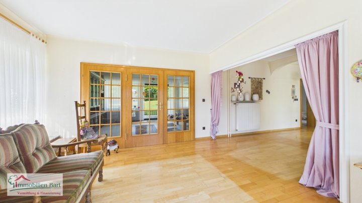 SONNIGE UND RUHIGE LAGE IN FREMERSDORF:

4 SCHLAFZIMMER /  2 BALKONE / GARTEN /  TERRASSE / GARAGE