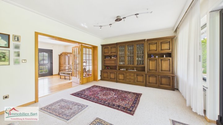 SONNIGE UND RUHIGE LAGE IN FREMERSDORF:

4 SCHLAFZIMMER /  2 BALKONE / GARTEN /  TERRASSE / GARAGE