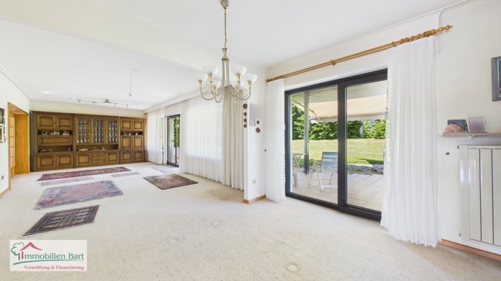 SONNIGE UND RUHIGE LAGE IN FREMERSDORF:

4 SCHLAFZIMMER /  2 BALKONE / GARTEN /  TERRASSE / GARAGE