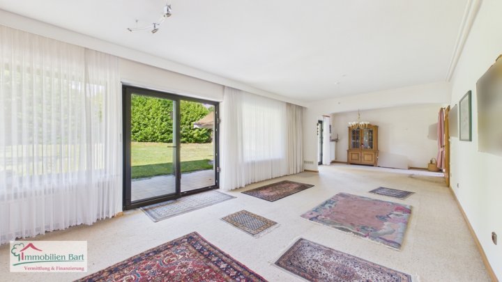 SONNIGE UND RUHIGE LAGE IN FREMERSDORF:

4 SCHLAFZIMMER /  2 BALKONE / GARTEN /  TERRASSE / GARAGE