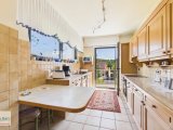 Küche mit Zugang zum Balkon