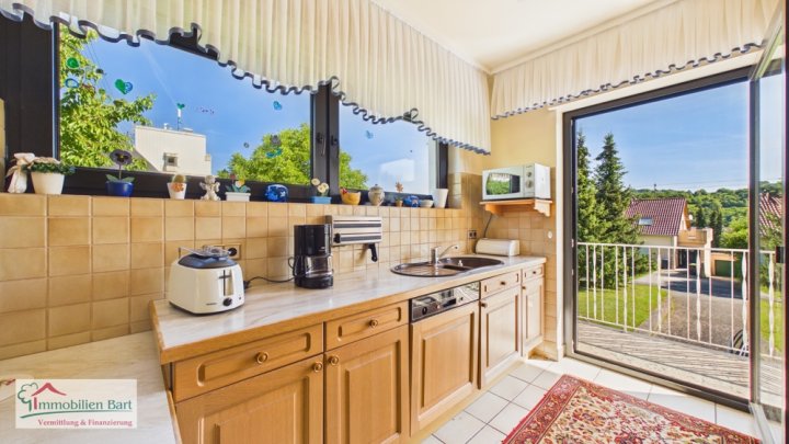 SONNIGE UND RUHIGE LAGE IN FREMERSDORF:

4 SCHLAFZIMMER /  2 BALKONE / GARTEN /  TERRASSE / GARAGE
