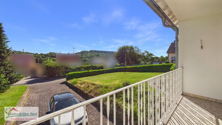 SONNIGE UND RUHIGE LAGE IN FREMERSDORF:

4 SCHLAFZIMMER /  2 BALKONE / GARTEN /  TERRASSE / GARAGE