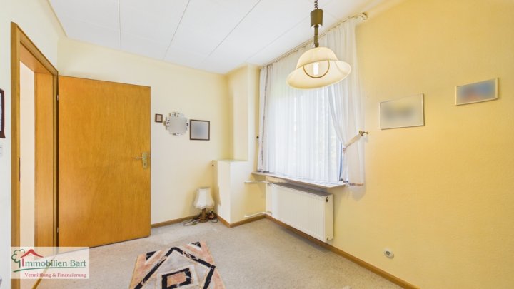 SONNIGE UND RUHIGE LAGE IN FREMERSDORF:

4 SCHLAFZIMMER /  2 BALKONE / GARTEN /  TERRASSE / GARAGE
