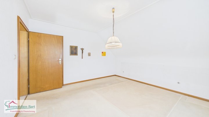 SONNIGE UND RUHIGE LAGE IN FREMERSDORF:

4 SCHLAFZIMMER /  2 BALKONE / GARTEN /  TERRASSE / GARAGE