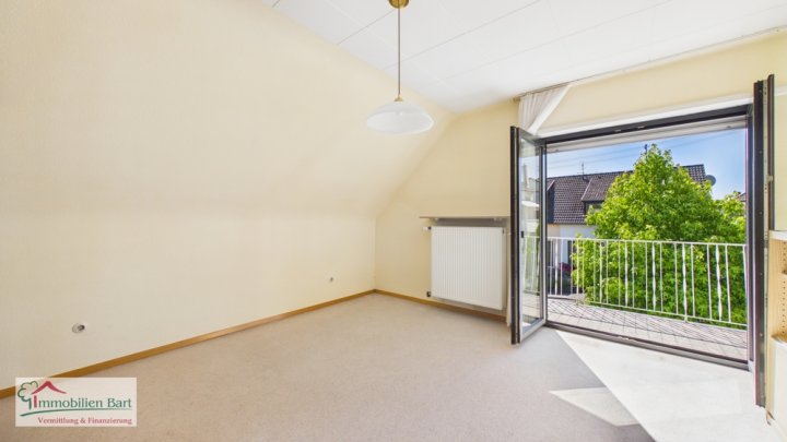 SONNIGE UND RUHIGE LAGE IN FREMERSDORF:

4 SCHLAFZIMMER /  2 BALKONE / GARTEN /  TERRASSE / GARAGE