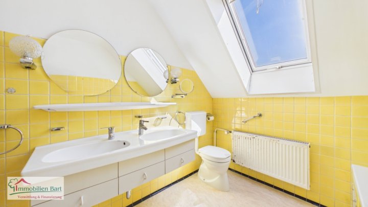 SONNIGE UND RUHIGE LAGE IN FREMERSDORF:

4 SCHLAFZIMMER /  2 BALKONE / GARTEN /  TERRASSE / GARAGE