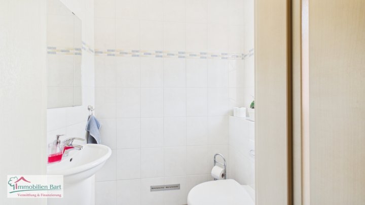 KASTEL-STAADT: BUNGALOW MIT 2 GARAGEN UND GARTEN IN TOP WOHNLAGE