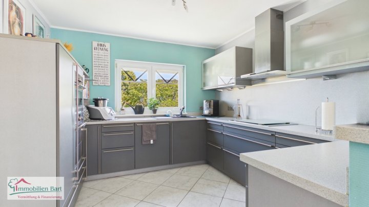 KASTEL-STAADT: BUNGALOW MIT 2 GARAGEN UND GARTEN IN TOP WOHNLAGE