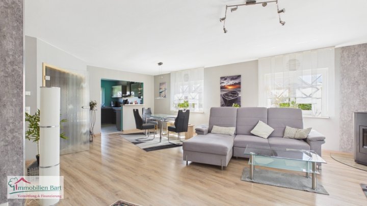 KASTEL-STAADT: BUNGALOW MIT 2 GARAGEN UND GARTEN IN TOP WOHNLAGE