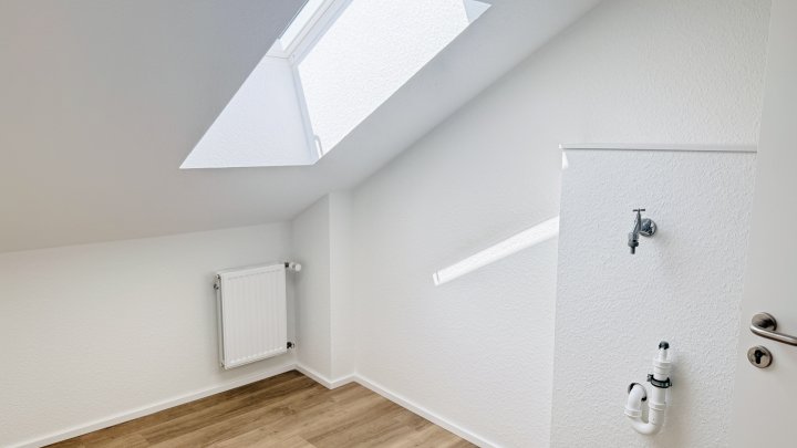 Modernisierte Dachgeschosswohnung im Erstbezug - 3-ZKB mit Einbauküche und Stellplatz in Rehlingen