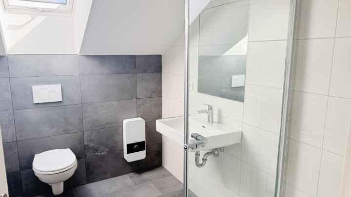 Modernisierte Dachgeschosswohnung im Erstbezug - 3-ZKB mit Einbauküche und Stellplatz in Rehlingen