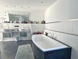 Wanne & 2 Waschbecken DG