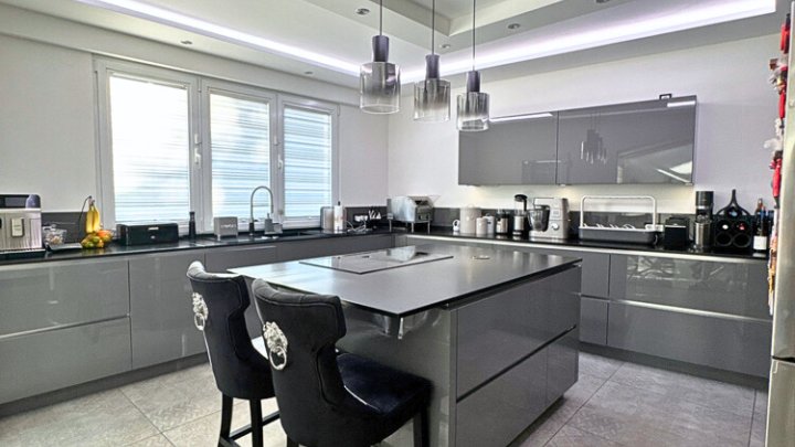 Wohnen + Arbeiten, luxuriös saniert auf über 324m² Gesamtfläche