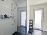 Dusche & Zugang zum Balkon