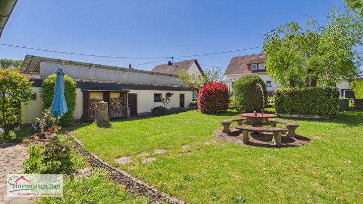 MERZIG-HILBRINGEN: CHARMANTES WOHNHAUS / PV-ANLAGE / GARTEN / GARAGE / TOP LAGE!