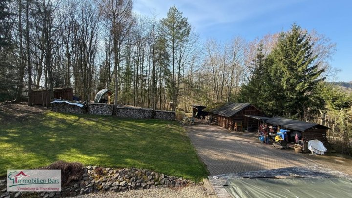 ZWEIFAMILIENHAUS MIT POOL, GROßEM GARTEN UND EIGENEM WALD