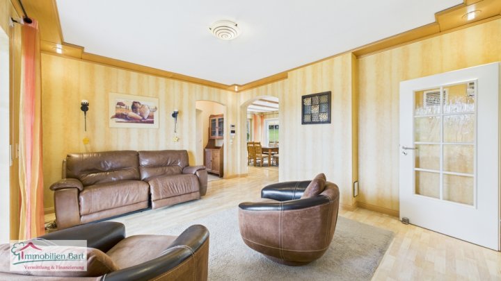 ZWEIFAMILIENHAUS MIT POOL, GROßEM GARTEN UND EIGENEM WALD