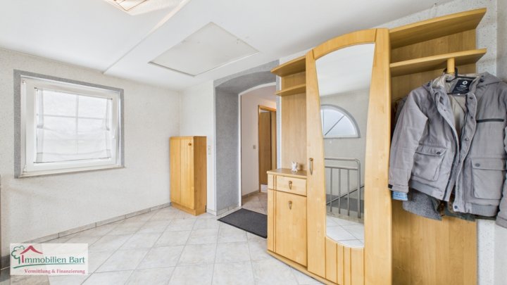 ZWEIFAMILIENHAUS MIT POOL, GROßEM GARTEN UND EIGENEM WALD