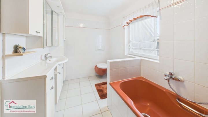 ZWEIFAMILIENHAUS MIT POOL, GROßEM GARTEN UND EIGENEM WALD