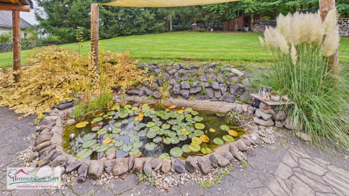 ZWEIFAMILIENHAUS MIT POOL, GROßEM GARTEN UND EIGENEM WALD