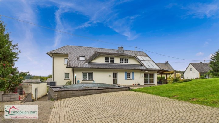 ZWEIFAMILIENHAUS MIT POOL, GROßEM GARTEN UND EIGENEM WALD