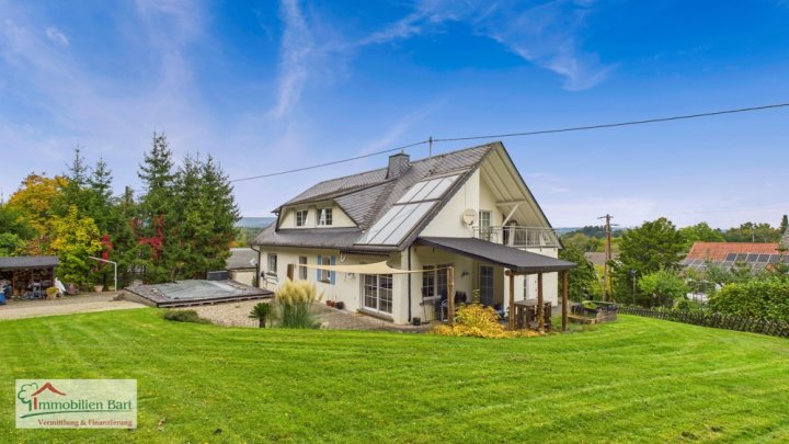 ZWEIFAMILIENHAUS MIT POOL, GROßEM GARTEN UND EIGENEM WALD