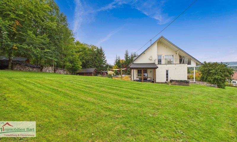 ZWEIFAMILIENHAUS MIT POOL, GROßEM GARTEN UND EIGENEM WALD
