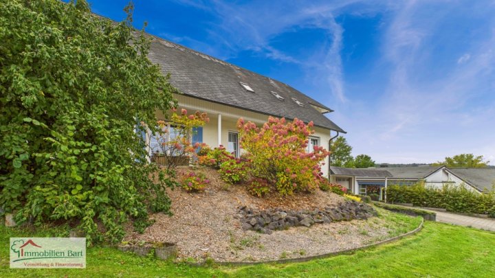 ZWEIFAMILIENHAUS MIT POOL, GROßEM GARTEN UND EIGENEM WALD