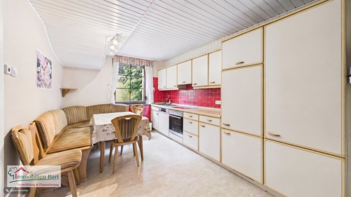 GRENZE L-SCHENGEN: GEPFLEGTES WOHNHAUS MIT GARTEN UND GARAGE
