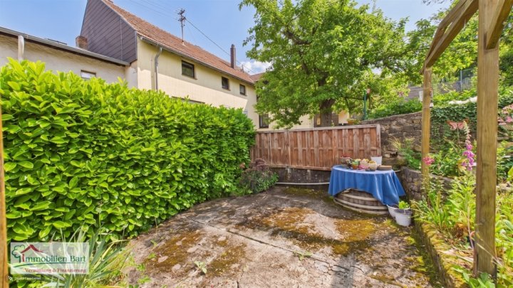 GRENZE L-SCHENGEN: GEPFLEGTES WOHNHAUS MIT GARTEN UND GARAGE